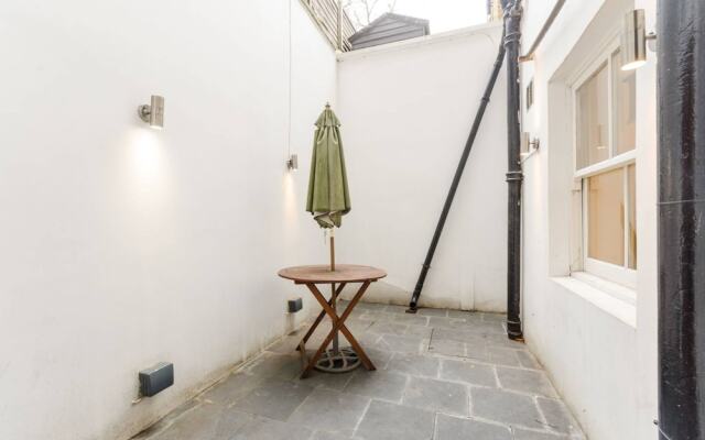 Delightful 2 Bed Garden Flat in Earl's Court