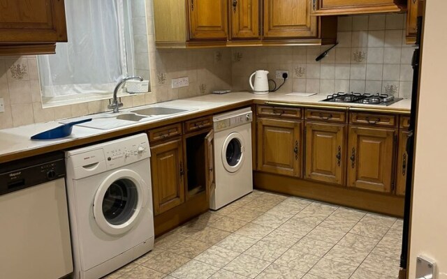Charming 5-bed House in Mitcham