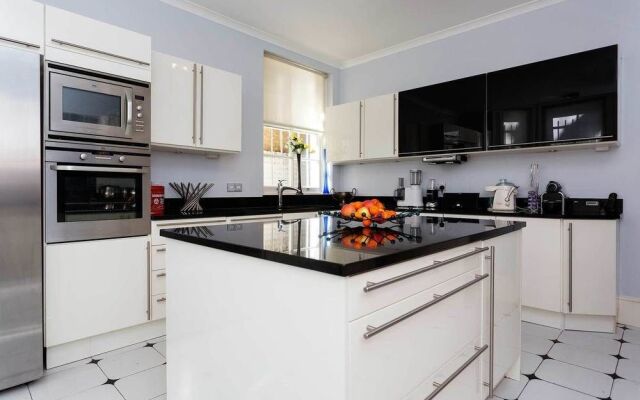 Elgin Crescent Apartment