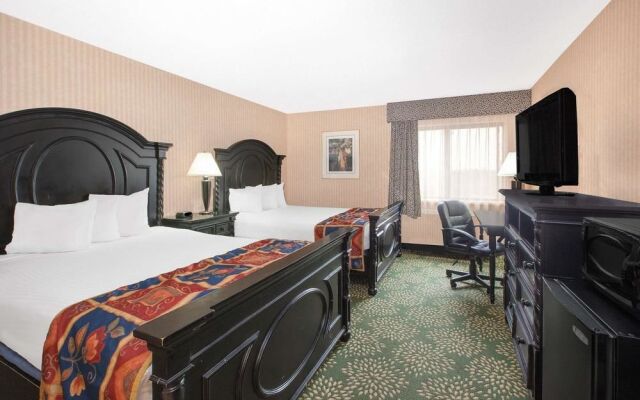 Baymont Inn & Suites Flint