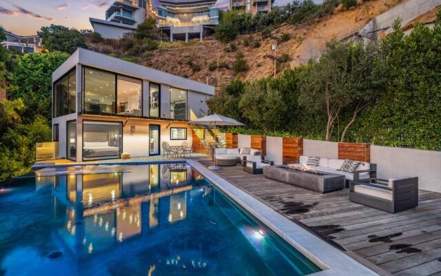 Modern Smart Home With Spectacular Views