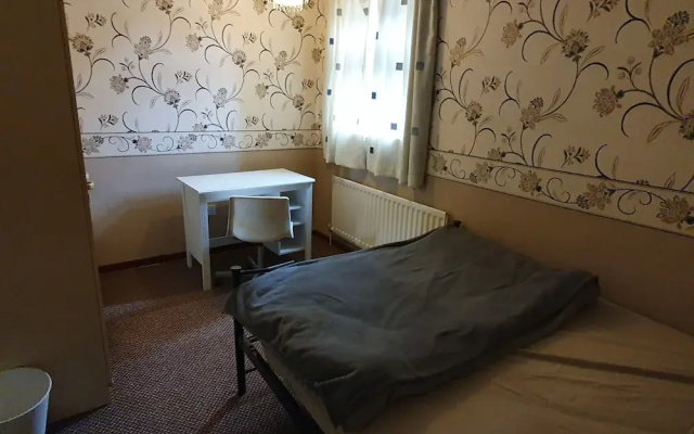 17 Spring Close Service Apartment