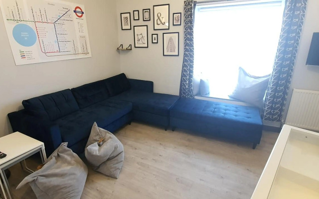 Cheddar Village Apartment