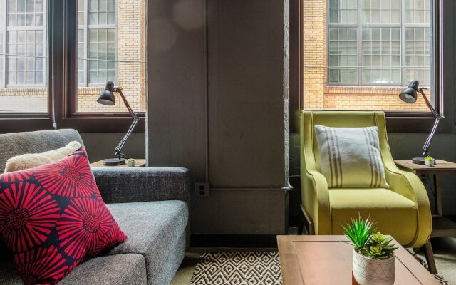 Strip District Apts with Wifi by Frontdesk