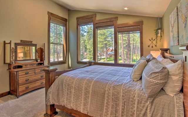 Modern-rustic Ronald Getaway: Hot Tub, Grill!
