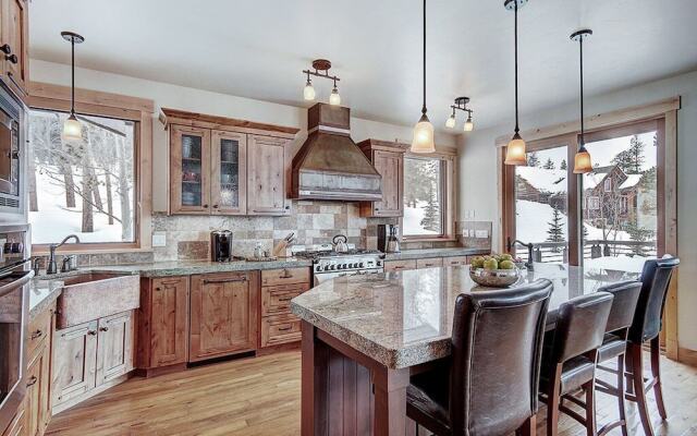 Gold Run Getaway 5 Bedroom Home by RedAwning