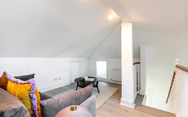 Stylish Chelsea Flat With Luxe Comfort & Charm