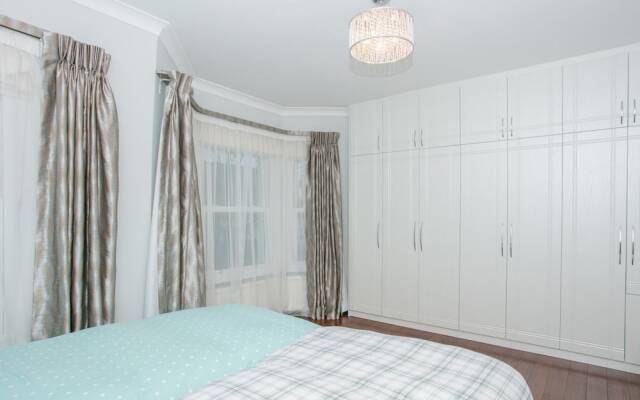 Modern 5 Bedroom House In Battersea