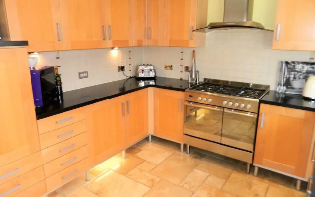Period Home - Charming Features - 1 Mile From Hoe