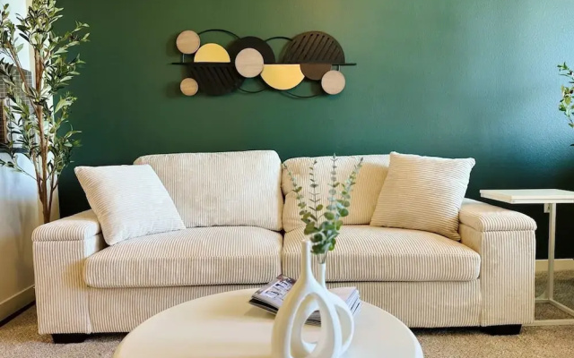 NEW LA Home W Pool GYM Parking 10 Min to Cedars