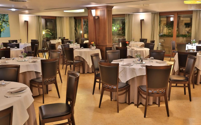 Artemis Hotel