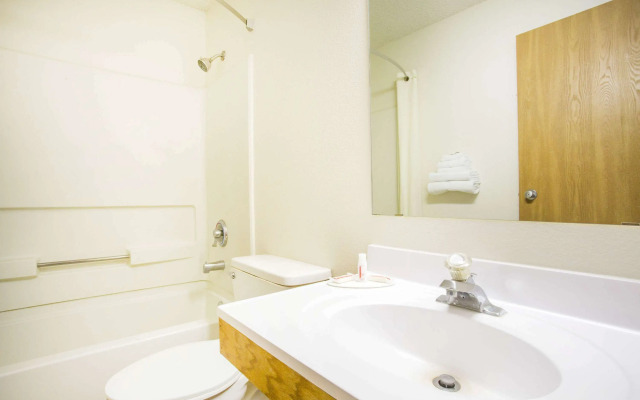 Super 8 by Wyndham Kingman