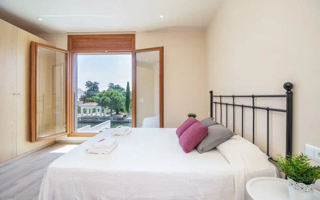 Villa in Empuriabrava With Pool & Boat Mooring