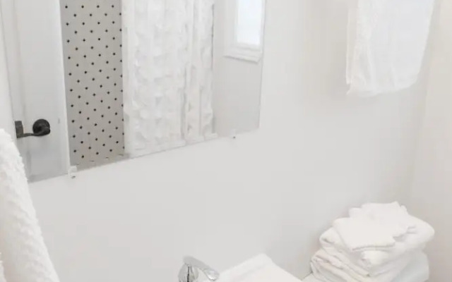 Detached Victorian Style Tiny Home - Long Stays U7