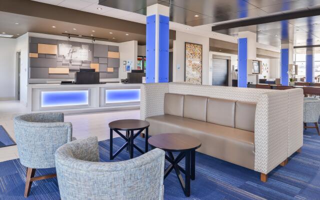 Holiday Inn Express & Suites Kansas City - Lee's Summit by IHG