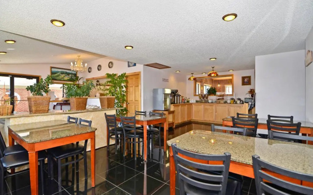 Econo Lodge Inn & Suites Madras