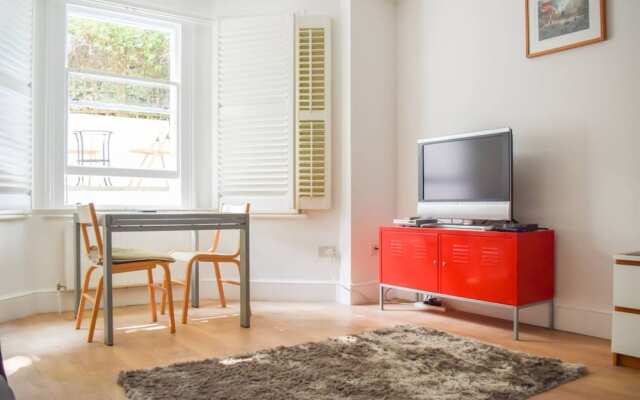 Modern Designer London Studio Flat With Patio