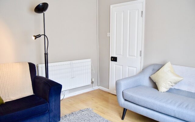 Spacious 3 Bedroom Family Home With Back Garden