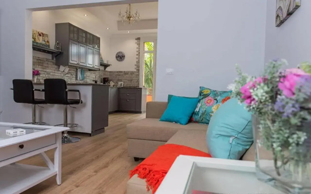 Flatguest Living House