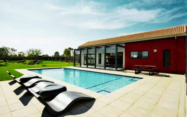 The Henlee Apartment on Ventura