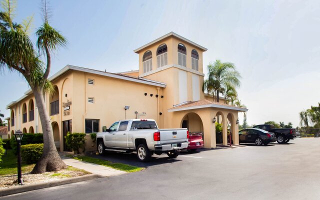 OYO Waterfront Hotel - Cape Coral/Fort Myers, FL