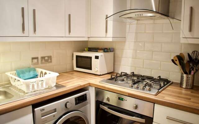 Homely 1 Bedroom Edinburgh Apartment Near Canal