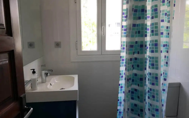 Villa con gran piscina en zona residencial