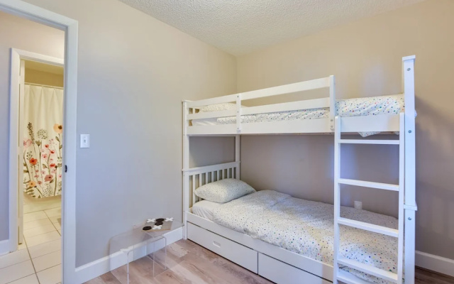 3 Mi to Riverwalk: Pet-friendly Home w/ Yard!