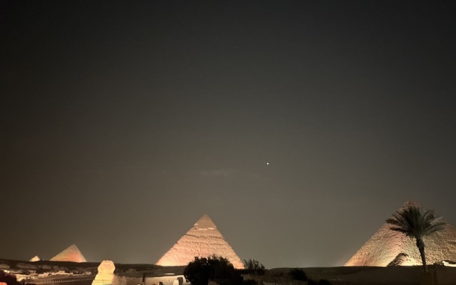 The Gate Hotel Front Pyramids & Sphinx View