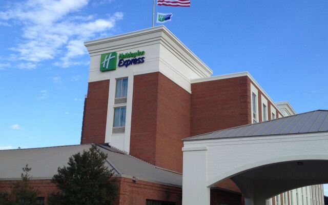 Holiday Inn Express Fredericksburg Southpoint, an IHG Hotel