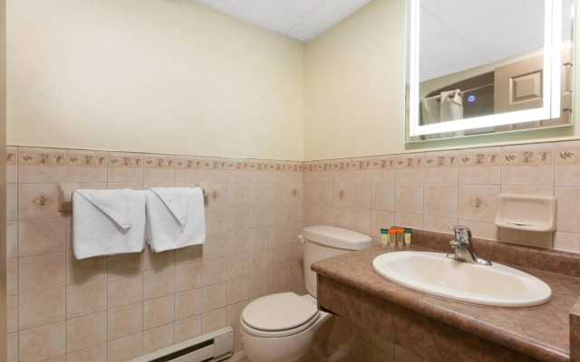 Super 8 by Wyndham Niagara Falls by the Falls