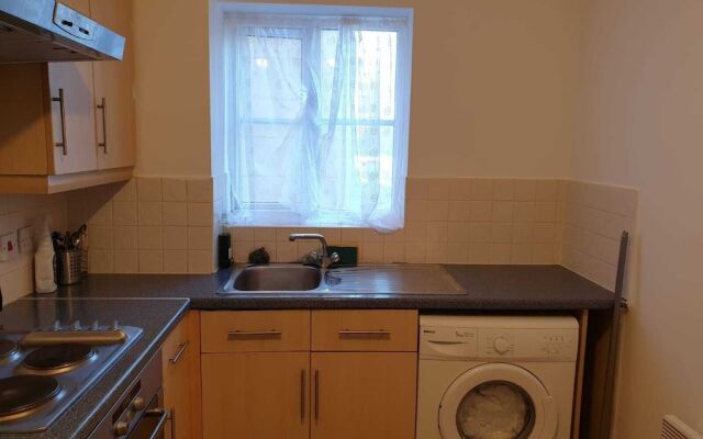 2 Bed Apartment B70 off M6 With Free Parking