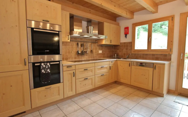 Luxury Chalet with Hot Tub in La Tzoumaz