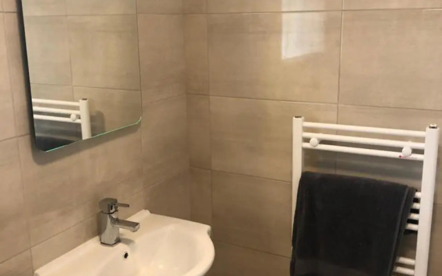 Cheerful 4 bedroom town house with bbq,