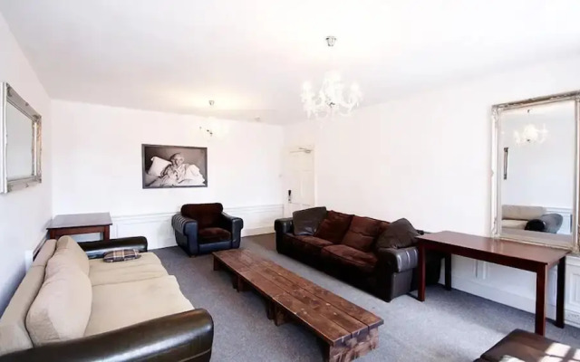 Edinburgh Princes Street Top Floor Apt