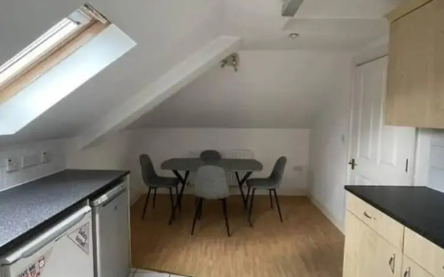 Central top Floor 2-bed Apartment in Swindon