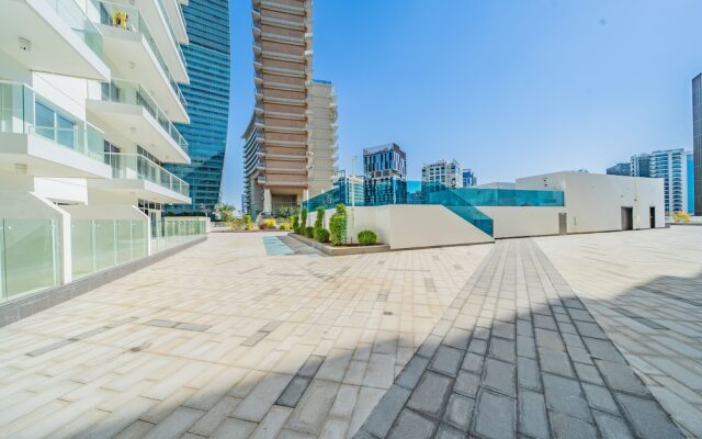 Stylish Waterfront Apartment With Views on Canal