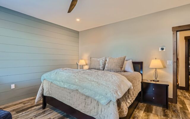 Slopeview Sanctuary 4 Bedroom Home by RedAwning