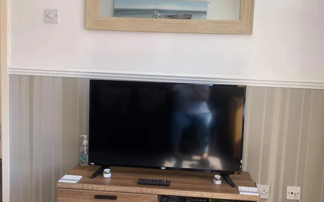 2 Bed Flat - Sleeps 3 - Parking - Wifi