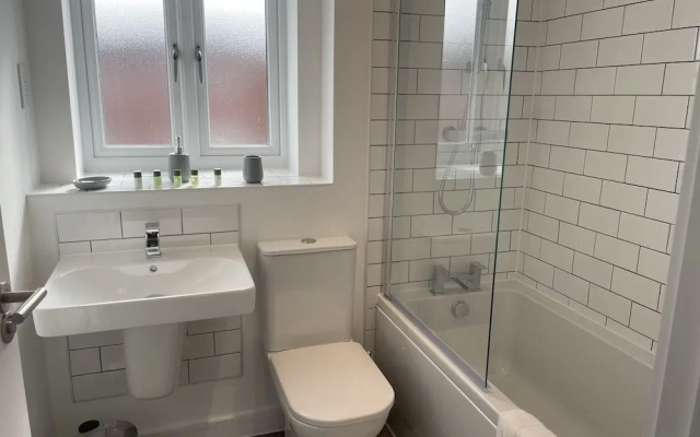 Beautiful 3-bed House in Derby With Parking