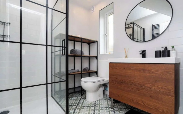 3 Bed House-free Parking