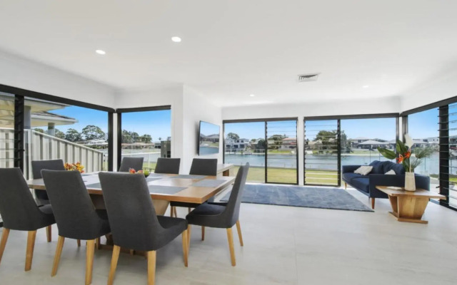 Floating On The Canals - 80 Commodore Cres