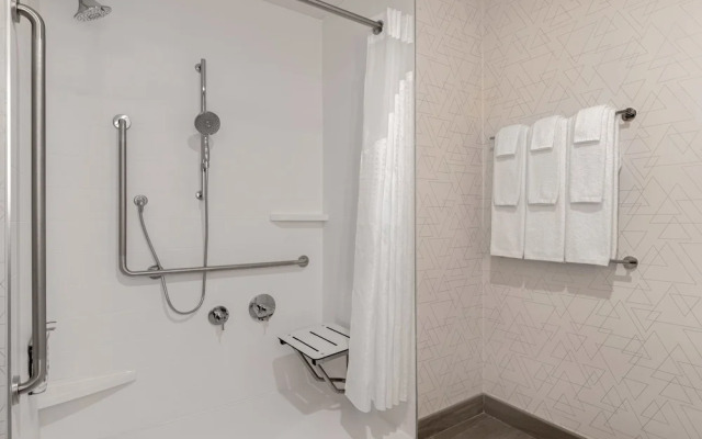 Holiday Inn Express & Suites St.Thomas by IHG