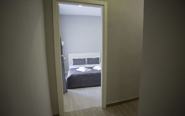 Re Carlo Rooms