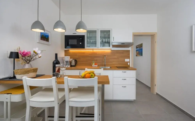 Bright Apartment With Communal Pool