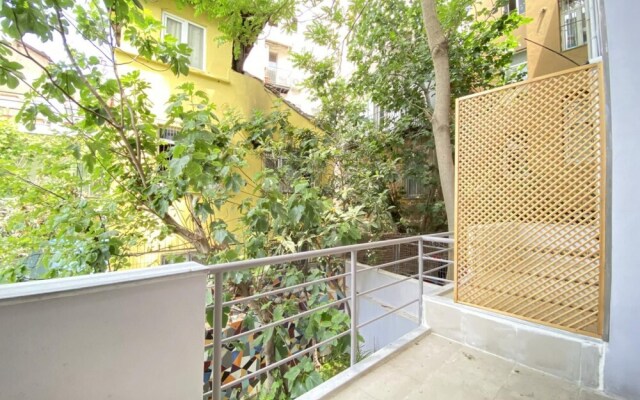 Flat With Balcony Near Flower Passage in Beyoglu