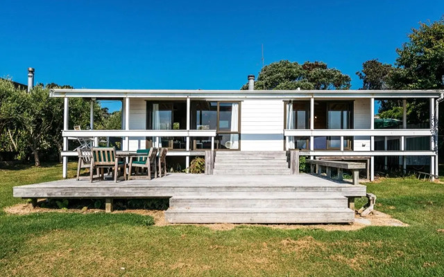 Peaceful Picnic Bay - Surfdale Holiday Home