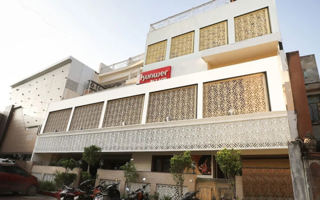 Capital O 48812 Kunwer Palace