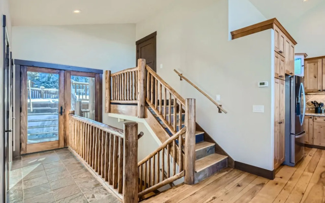 Slopeview Sanctuary 4 Bedroom Home by RedAwning