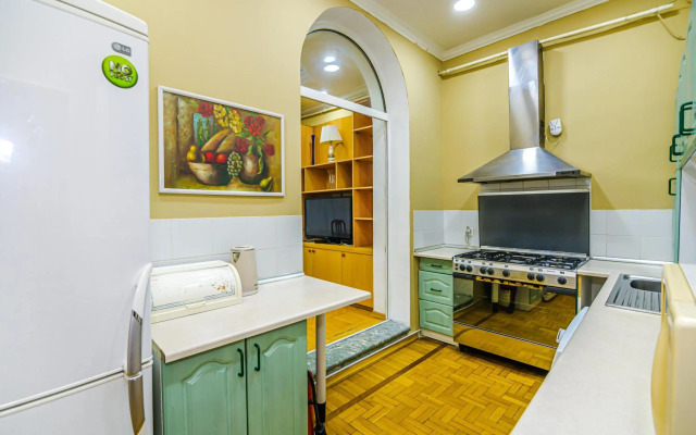 M Estate. Targovu. Nizami Street 4 room. (021).